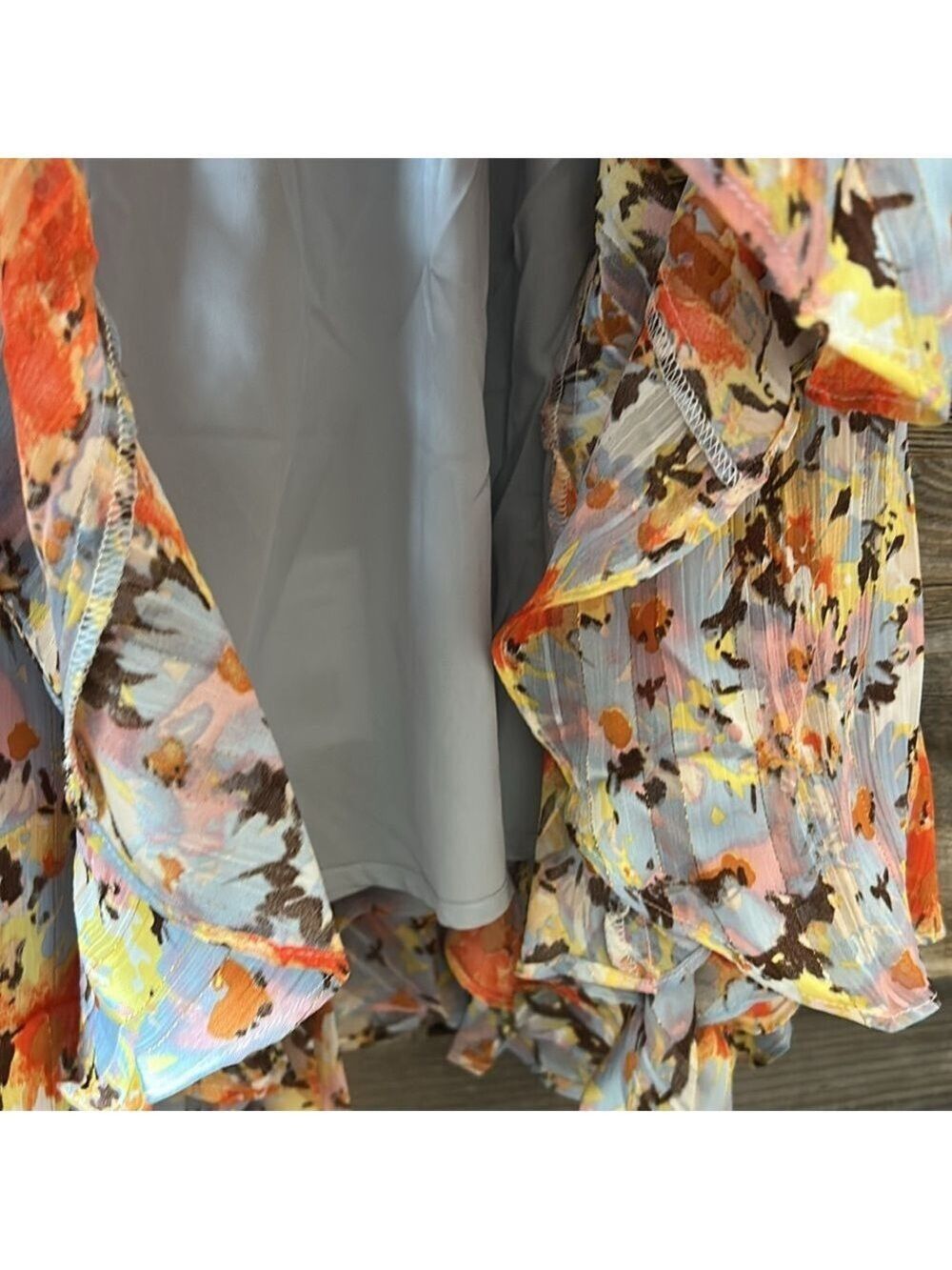 Elliatt Laquat Skirt in Multi Floral NWT Size XS - Picture 4 of 10